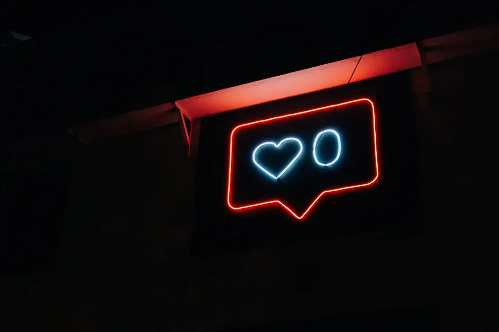 2º local em que seu negócio precisa estar para uma boa presença digital - Local de relacionamento - Balão de notificação de rede social instagram e facebook