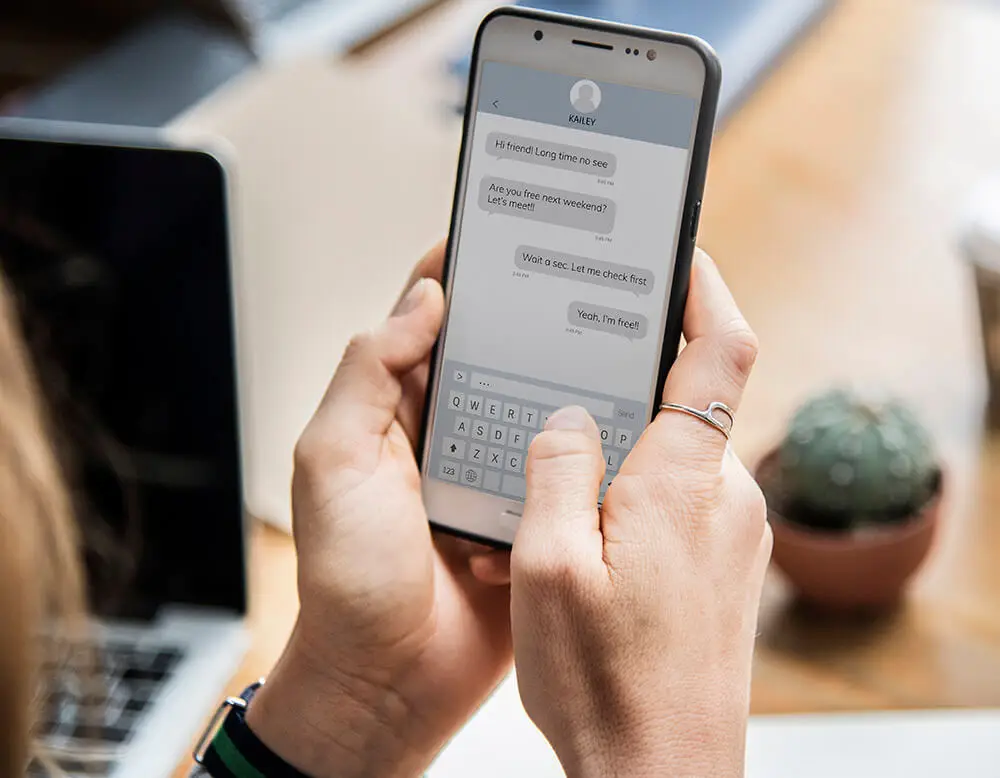 4º local em que seu negócio precisa estar para uma boa presença digital - Local de conversa 1x1 (pessoal) - Mão digitando em aplicativo de conversa no celular / smartphone